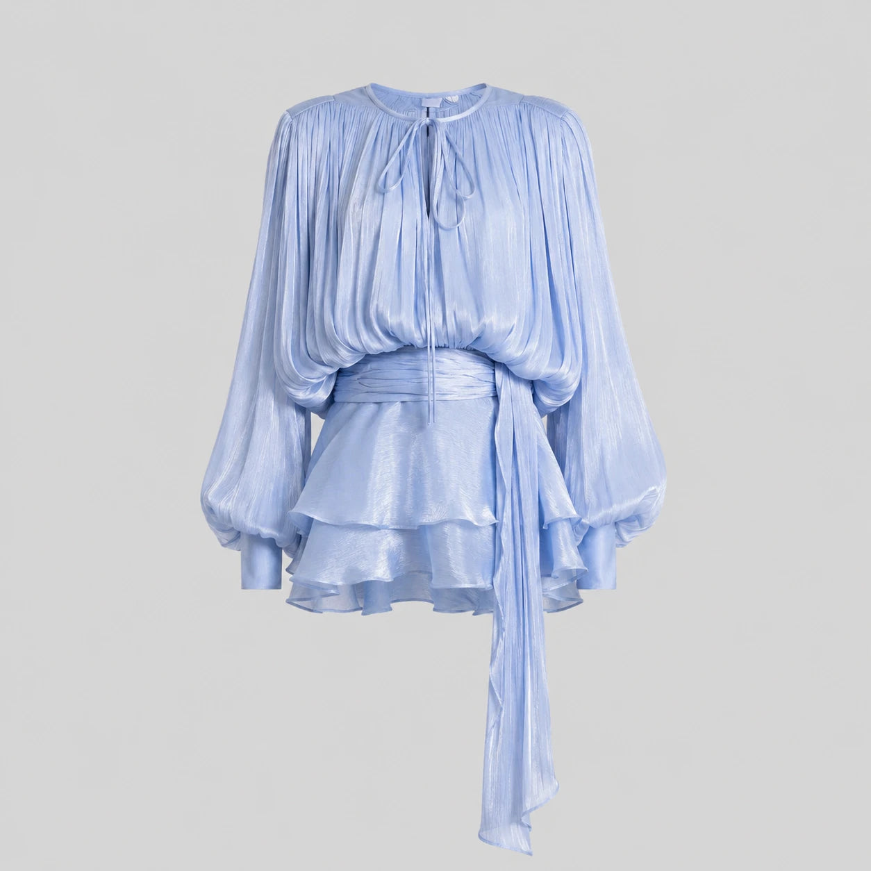 Robe drapée à manches longues avec jupe courte et taille froncée